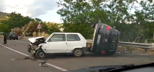 Incidente sulla statale 106, coinvolte due auto