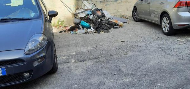 Catanzaro, rifiuti abbandonati in via Mario Greco