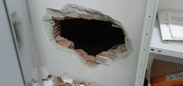 Fora parete e rapina ufficio postale