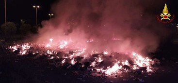 Vasto incendio di spazzatura nel Vibonese (FOTO)