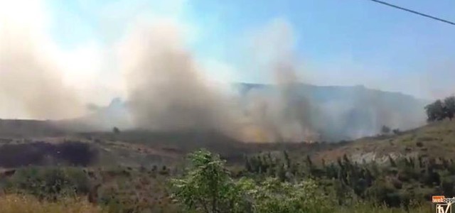 Incendio nei pressi della statale 280, deviata la circolazione (VIDEO)