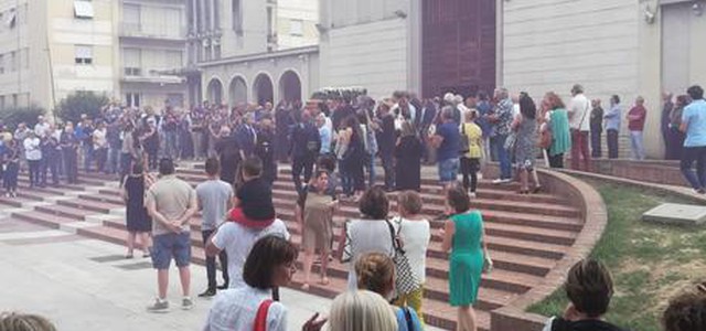 Commozione ai funerali del giovane ucciso con una coltellata a Diamante