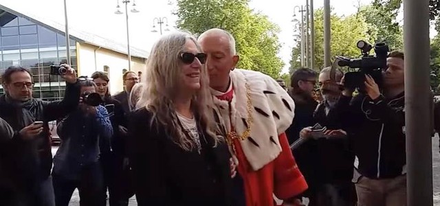 Laurea ad honorem per Patti Smith, il catanzarese Pablo Caroleo suona per lei (VIDEO)