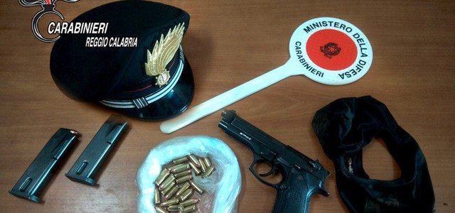 Spara contro abitazione, visto dai carabinieri fugge in moto ma cade: arrestato