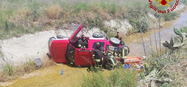 Anziano finisce con auto in canalone, salvato dai Vigili del Fuoco (FOTO)