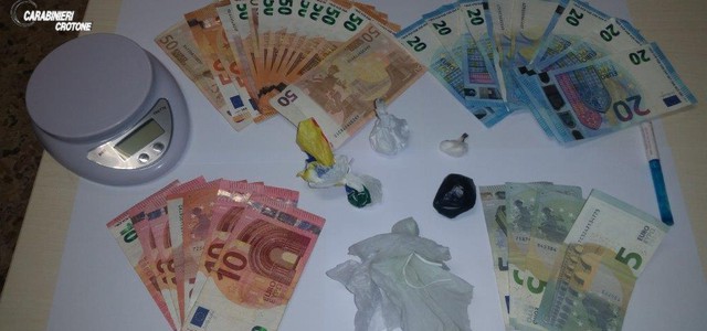 Spacciava cocaina durante la detenzione domiciliare, arrestato