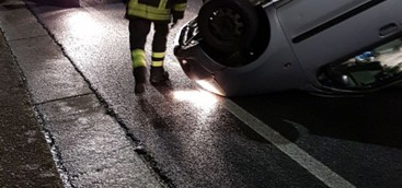 Auto si ribalta su viale De Filippis, illeso 21enne
