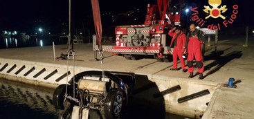 Auto finisce in mare a Villa San Giovanni, intervento dei sommozzatori (FOTO)