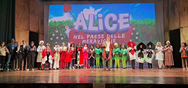 Alice nel Paese delle Meraviglie incanta il Teatro “Comunale”: il teatro che cresce con i bambini