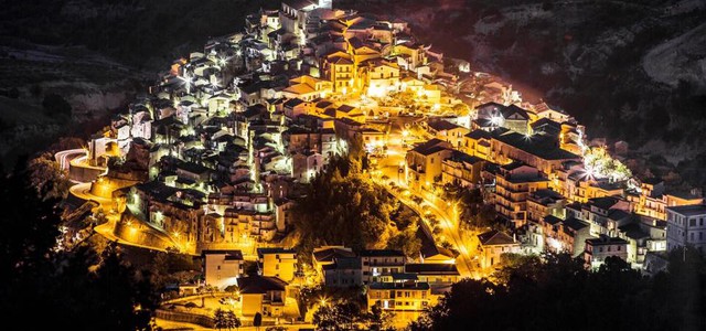BADOLATO di Calabria - LA SERA DELL'ESORCISMO CONTRO LO SPOPOLAMENTO DEI BORGHI