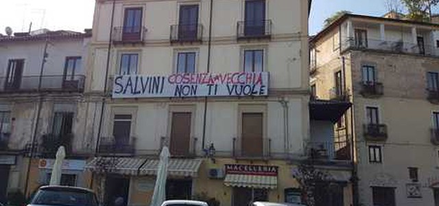 Anche a Cosenza striscioni contro Salvini