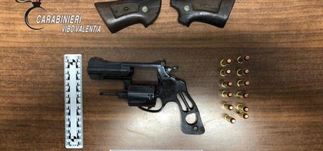 Due colpi di pistola contro casa, ferita una donna