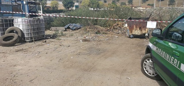 Bruciava rifiuti in cassonetto, denunciato imprenditore