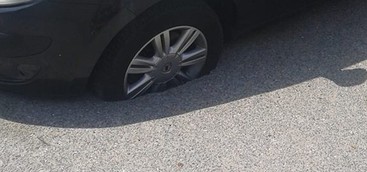 Frana l'asfalto a Lido, auto in sosta finisce con la ruota nel buco