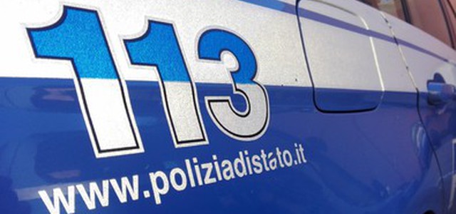 Gettano cocaina dall'auto all'alt della polizia, arrestati due giovani catanzaresi