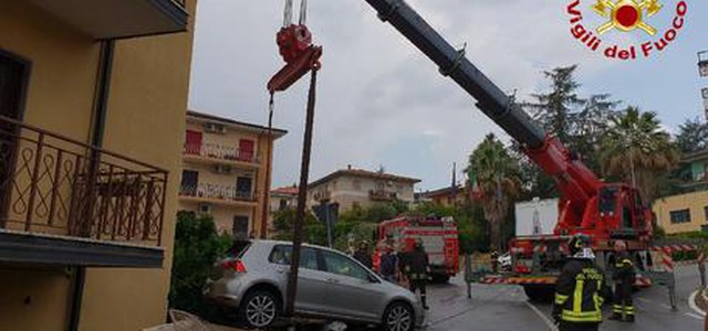 Auto priva di conducente in bilico in cortile