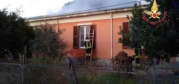 Divorato dalle fiamme, crolla il tetto di un'abitazione (FOTO)