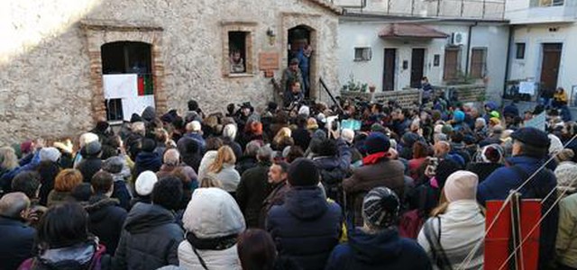 Il movimento delle Sardine a Riace per Lucano
