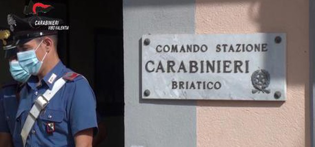 Aggredisce anziana con calci al viso per rapinarla,arrestato