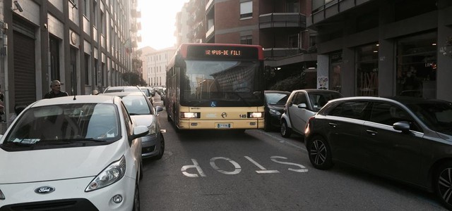 FOTONOTIZIA: Parcheggio selvaggio in via Buccarelli, bus rimane bloccato
