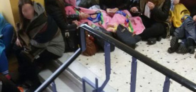 Termosifoni freddi, studenti con piumoni