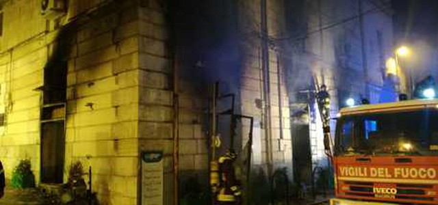 In fiamme negozio no glutine, incendio doloso