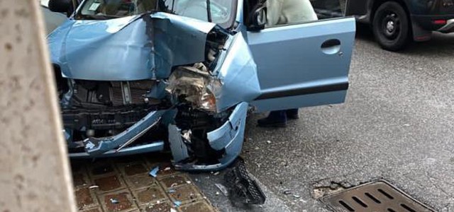 Catanzaro, incidente a via Indipendenza: auto finisce nel negozio di sartoria