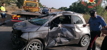 Auto si ribalta sulla 106, 20enne gravissimo in elisoccorso a Catanzaro: altri tre giovani feriti