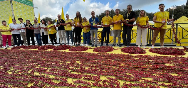 La Coldiretti Calabria Villaggio al Contadino a Roma ha realizzato una  collana di peperoncino da 530 metri. E’ record!!