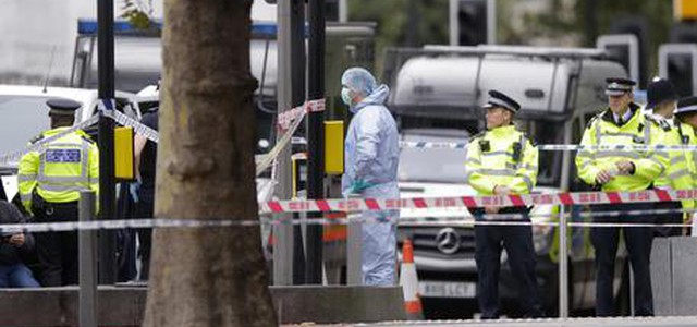 Auto contro folla a Londra, feriti lievi. Un uomo arrestato. Testimone: 'Rideva sprezzante'