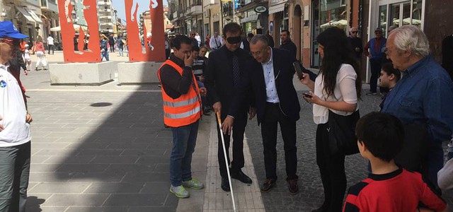 Il sindaco Occhiuto testa in prima persona con gli occhi bendati il percorso tattile per non vedenti