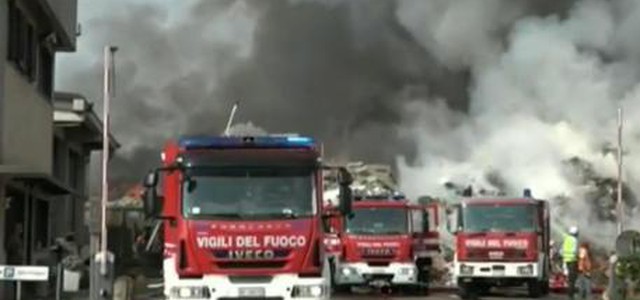In fiamme azienda di rifiuti nel Pavese, rischio diossina