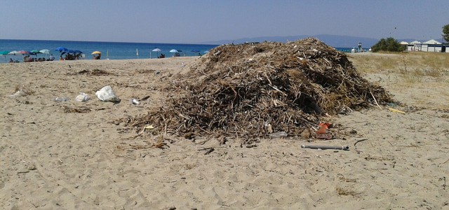 Spiaggia sporca, protesta associazione "Insieme per Ruggero"