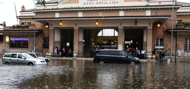 Maltempo a Roma: chiusa la metro, in città allagamenti e disagi