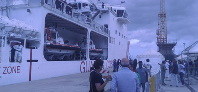 Nave a Reggio con 413 migranti a bordo