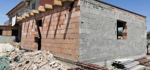 Sequestro fabbricato abusivo crotonese