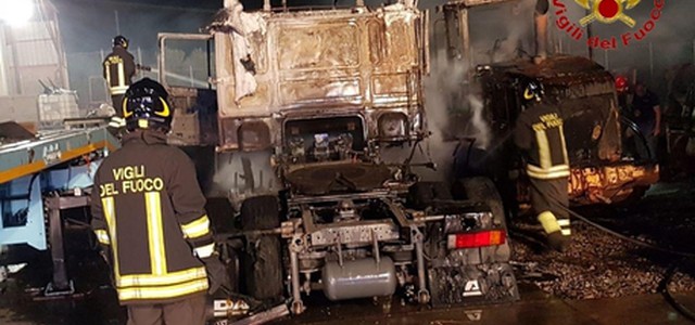 Incendio in deposito mezzi, indagini