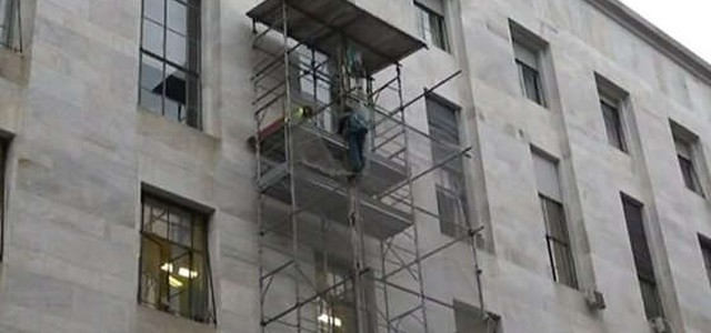 Si arrampica sull'impalcatura del tribunale di Milano e minaccia di gettarsi 