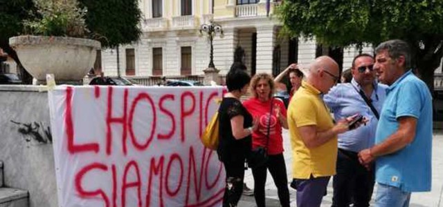 Sit-in dei dipendenti dell'Hospice davanti la Prefettura di Reggio Calabria