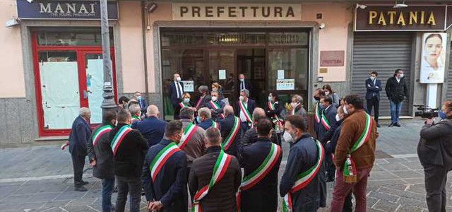 Coronavirus, sit in sindaci vibonese davanti Prefettura