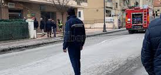 Bottiglia incendiaria davanti Banca a Vibo. Chiuso il traffico