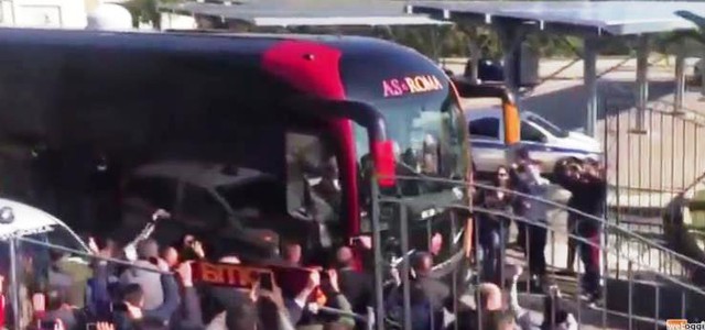 Tripudio per la Roma a Crotone, poi sul campo 2-0 con Nainggolan e Salah (VIDEO)