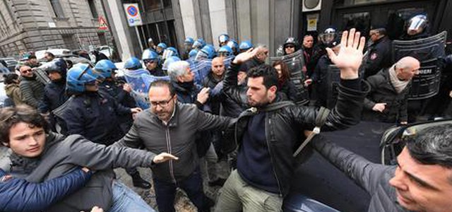 Salvini a Napoli, proteste davanti la sede de 'Il Mattino'