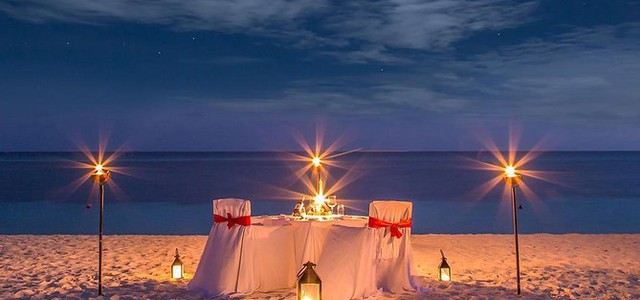 Cene a lume di candela in vacanza: tessuti scivolati per serate indimenticabili