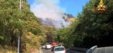 Incendio a Piterà, evacuate abitazioni in via precauzionale