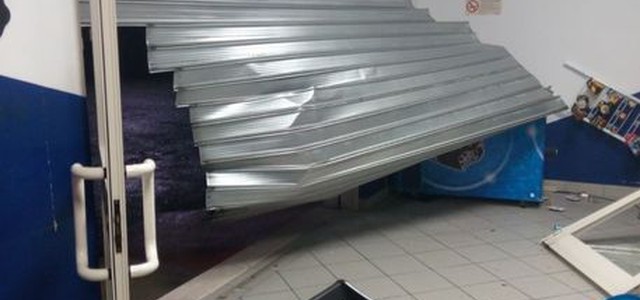 Sfondano vetrina bar con furgone, rubati gratta e vinci, sigarette e denaro dalle slot