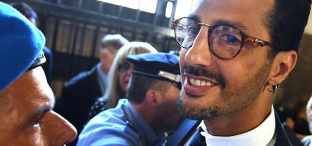 Corona, in video lite fuori discoteca