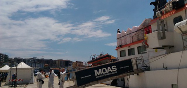 Sbarco di immigrati in Calabria, anche una salma a bordo