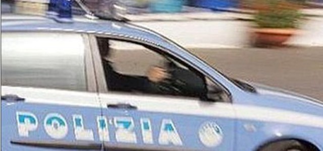 Ruba auto e fugge, bloccato dalla polizia aggredisce agenti: arrestato 28enne a Catanzaro