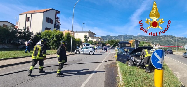 Scontro tra due auto, un ferito